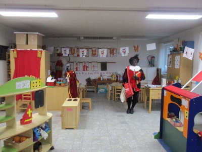 Sinterklaas en Zwarte Piet op bezoek in de klas